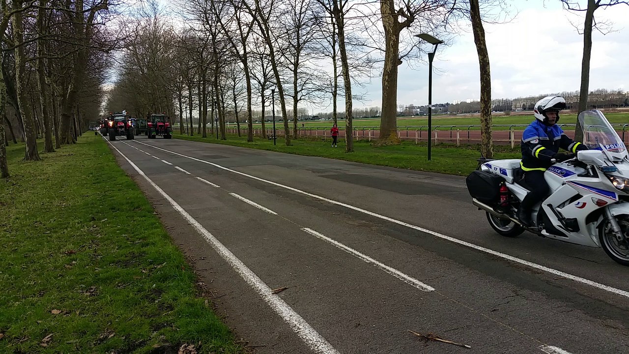 Crise agricole : quinze tracteurs pour "maintenir la pression" à Caen