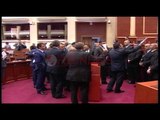 Opozita bllokon foltoren e Kuvendit - Ora News- Lajmi i fundit-