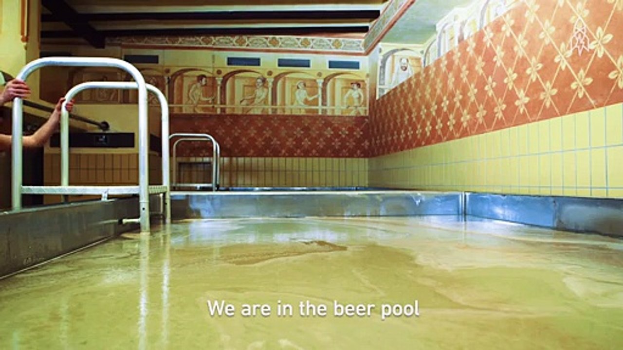 Des bains remplis de bière dans une brasserie autrichienne