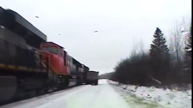 Tren choca con camión que se salta semáforo y se lo lleva