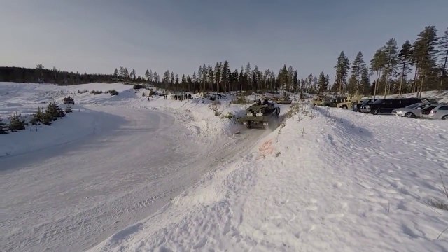Un char M1A1 Abrams fait une démo de Drift sur glace en Norvège! Fast and Furious!