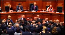 Sot në Parlament , Opozita bllokon foltoren, vezë, çamçakiz e top letre në drejtim të Ramës