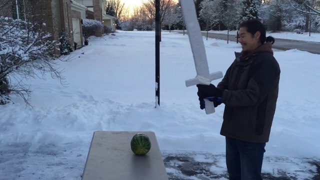 Fabriquer une épée en glace et l'essayer sur une pastèque
