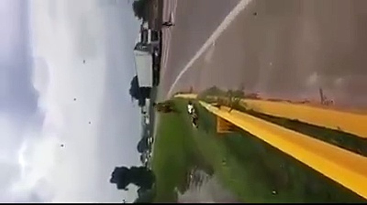 Vídeo- Menino é atropelado enquanto brincava numa via rápida
