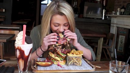 Babe Destroys Enormous Burger In Under 10 Minutes And Becomes Our Food Hero