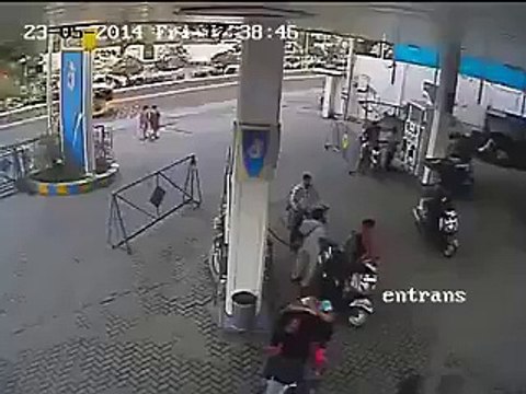 Avoid using Mobile Phones in Petrol Bunk