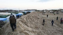 Calais: la zone degagée entre la rocade et le camp.
