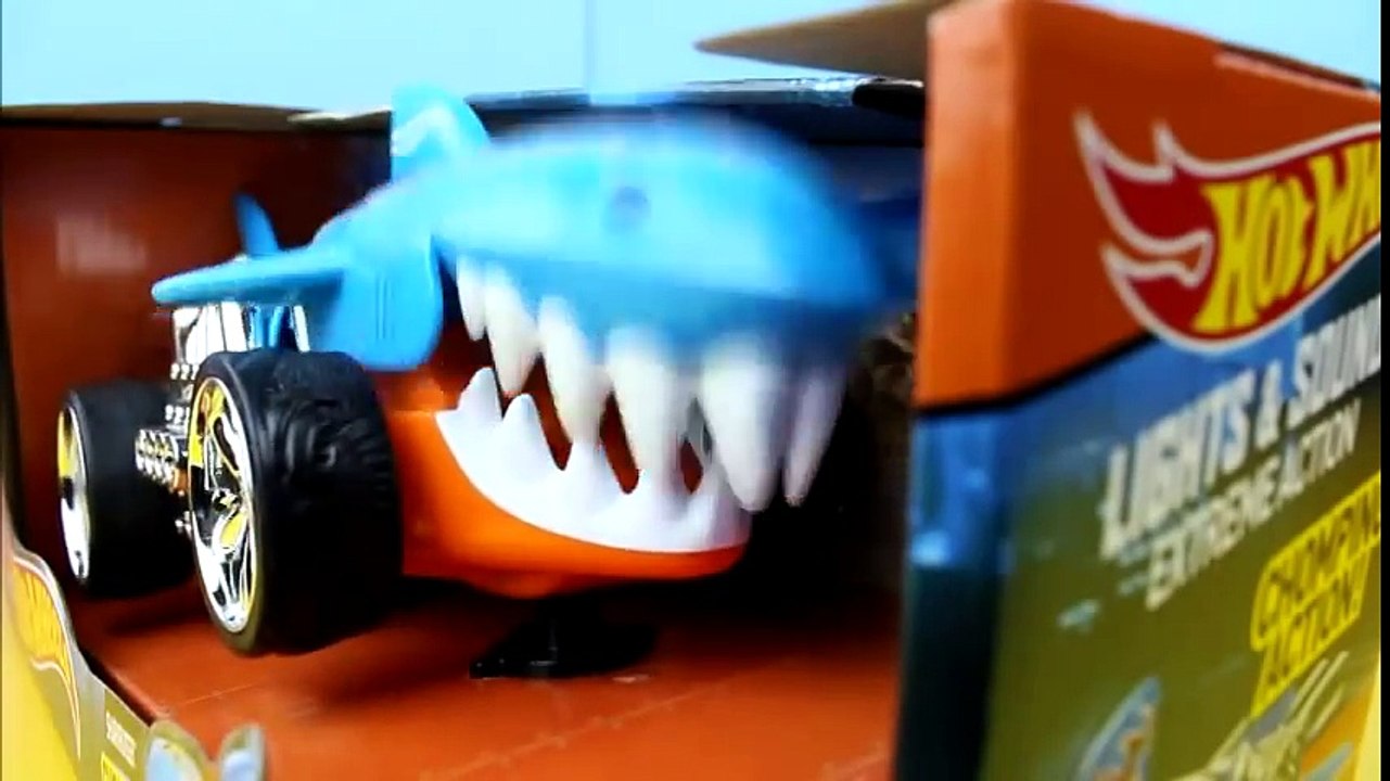Hot Wheels Sharkruiser chases & eats Lightning McQueen!
