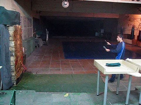 Метание ножа с двух рук(по очереди).AVI