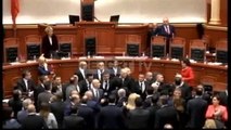 Arnavutluk Başbakanı Edi Rama?ya Meclis Genel Kurulunda Yumurtalı Saldırı