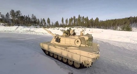 Drifts sur la glace avec un tank (Norvège)