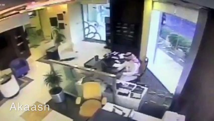 سياره تقتحم بنك سعودي في الرياض