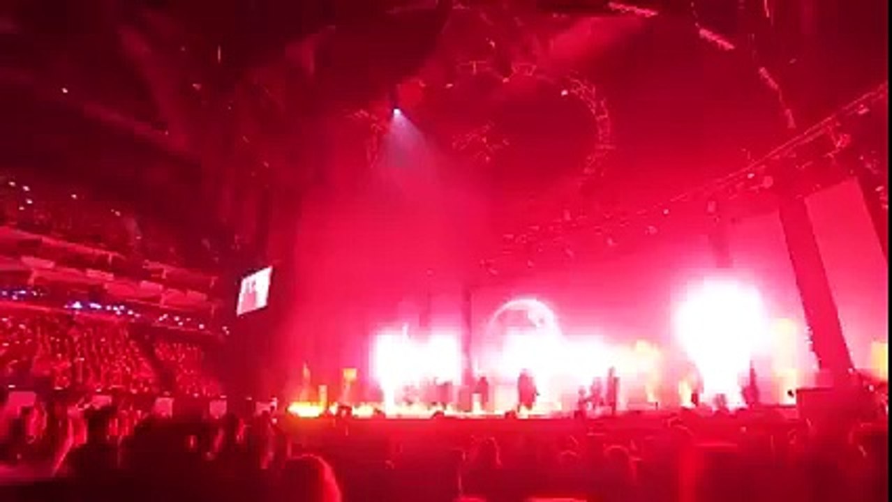 Justin Bieber palco em chamas no Brit Awards