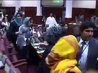 افغان پارلیمنٹ میدان جنگ بن گئی ، خواتین پارلیمنٹیرین آپس میں لڑپڑیں، جوتے برسادئیے اور ایک دوسرے کی پھنٹی لگادی