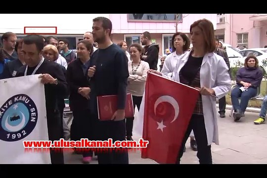 İzmir’de sağlık çalışanları bakanlığa kırmızı kart gösterdi
