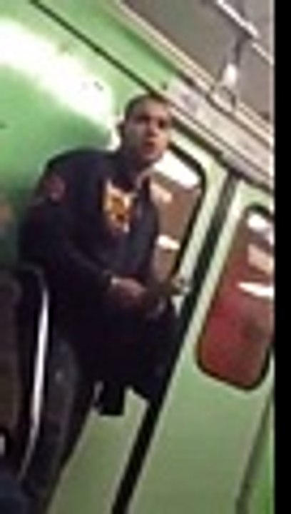 Metroda iPhone 5'i işte böyle çaldı. Yok Böyle Bir Şey