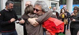 Cumhuriyet Gazetesi çalışanları Can Dündar ve Erdem Gül'ü alkışlarla karşıladı