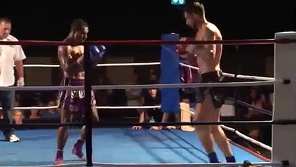 Il laisse son adversaire ko debout avec un coup très spectaculaire coup de pied