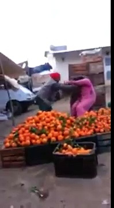 رجل يعتدي على إمرأة وسط ضحكات المتفرجين