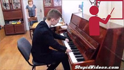 Amazing Man Plays Piano with No Hands