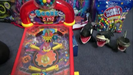 Pinball Gumball Machine Feeding Sharks & Dinosaurs Double Bubble Gum