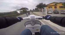 Un motard humilié par un scooter