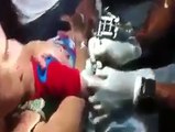 Mira como esta madre abusa de su bebe haciéndole un tatuaje (Ver para creer)