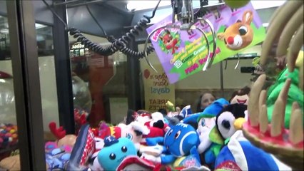Sharks & Dinosaurs vs Candy Gumball Machine & Crane & Claw Game