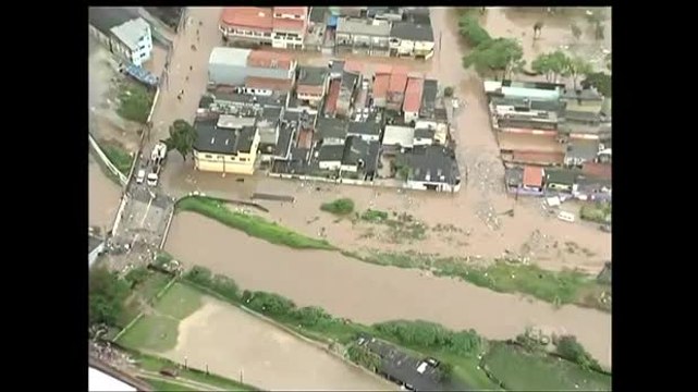 Homem salva 14 crianças durante tempestade em São Paulo