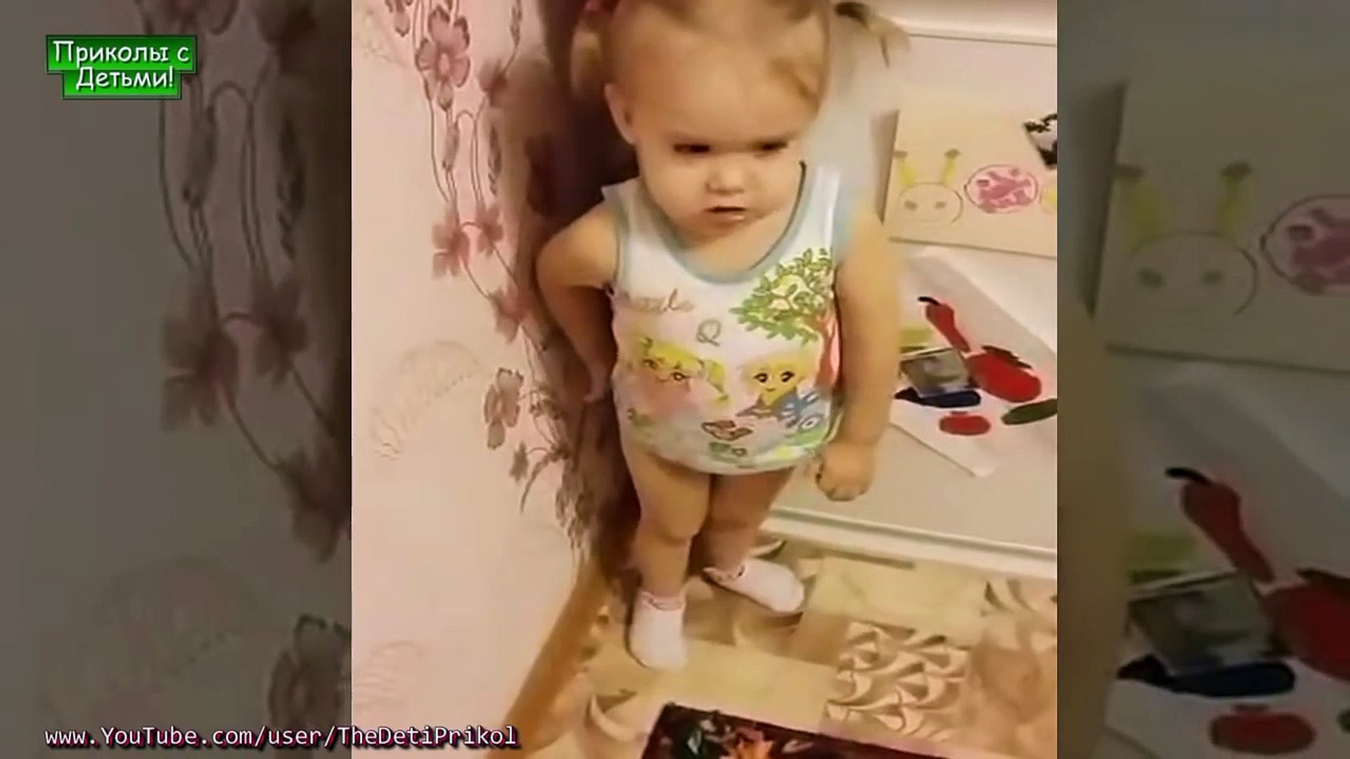 Маленькая девочка ругает