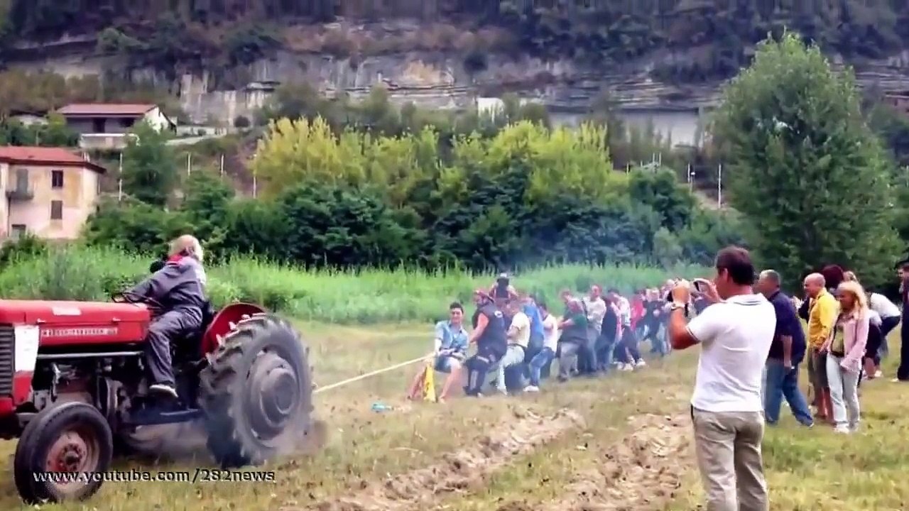 прикол Трактор против 30 человек  Tractor vs 30 people юмор и развлечения