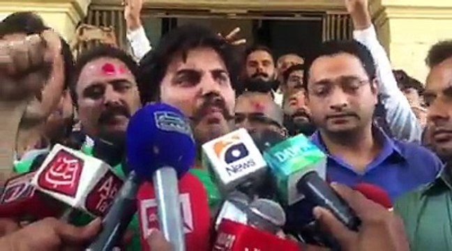 Aalmgir is talking to media and praising PTI leaders..