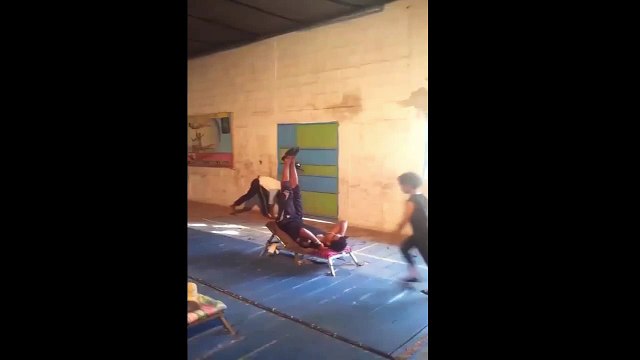 Вот это акробатика Крутит человека как колесо