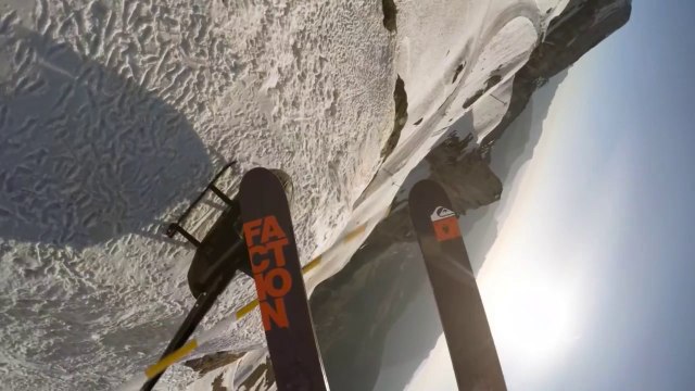Descente vertigineuse et hallucinante d'un skieur fou..