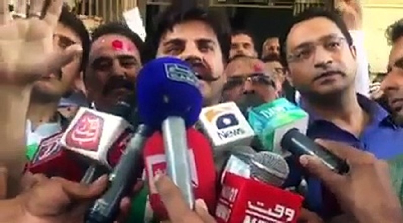 Aalmgir Khan talking to media and praising PTI leaders