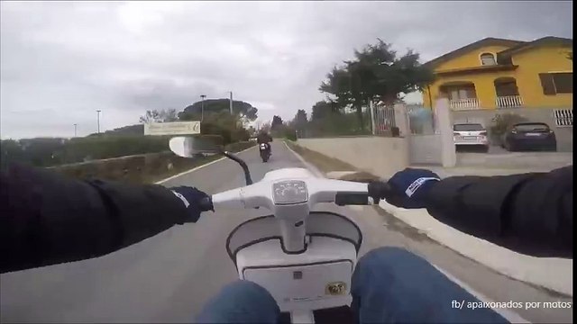 Humiliation d'un motard par un scooter