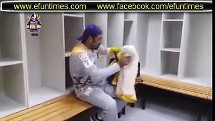 Pakistani Cricketer Sarfraz Ahmed Naat Parhtey howy