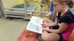 Des enfants font la lecture aux chiens abandonnés dans un refuge! Soutien scolaire efficace...