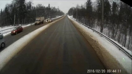 Accident impressionnant sur une route verglassée en russie