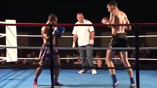 KO impressionnant en combat de Muay-Thaï - coup de pied retourné