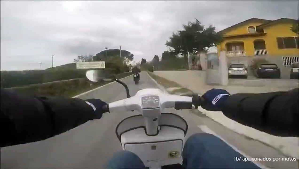 Un motard se fait lamentablement humilier par un scooter