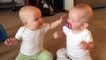Emziği paylaşamayan sevimli ikiz bebekler