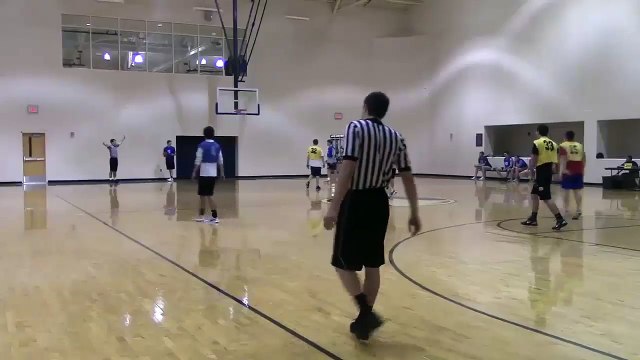 Hallucinant ! Le shoot au buzzer tout terrain dos au panier