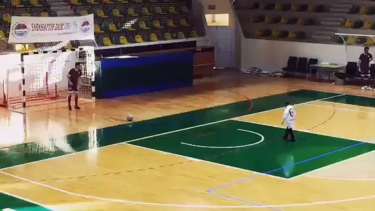 Köksal Baba penaltı atıyor!
