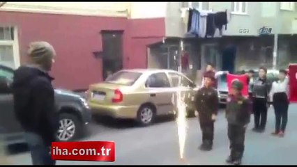 Minik mehmetçiklerden ağlatan karşılama