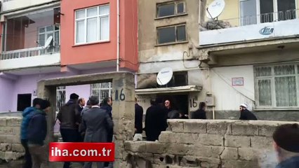 Ölü babasının yanında 2 gün bekledi