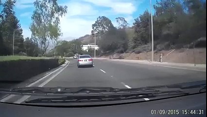 Araç Seyir Halindeyken Kadın Sürücü Öyle Bir Şey Yaptı Ki! Y