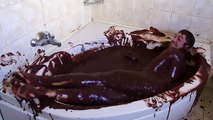 Il prend un bain dans 230 kilos de chocolat