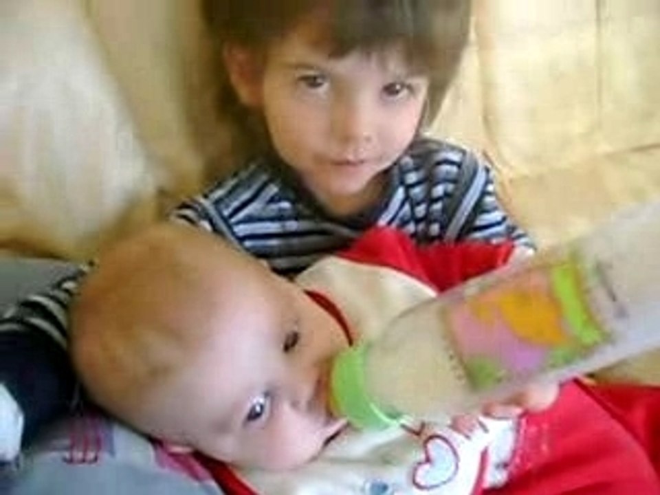 Biberon donné par Alicia