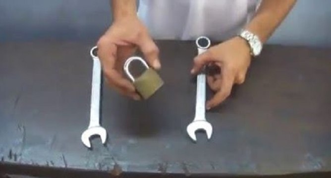 Astuce pour ouvrir un cadenas avec des clés plates